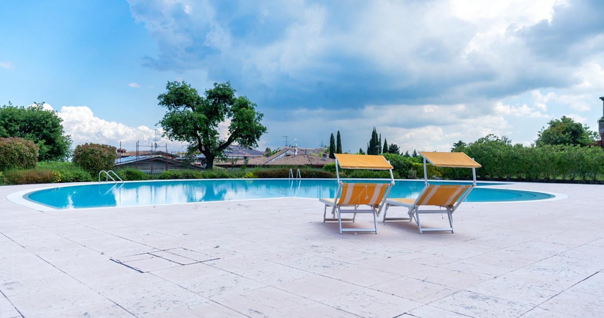 Oleandro Apartment - Featuring A Private Garden And Access To 5 Pools Дезенцано-дель-Гарда Экстерьер фото