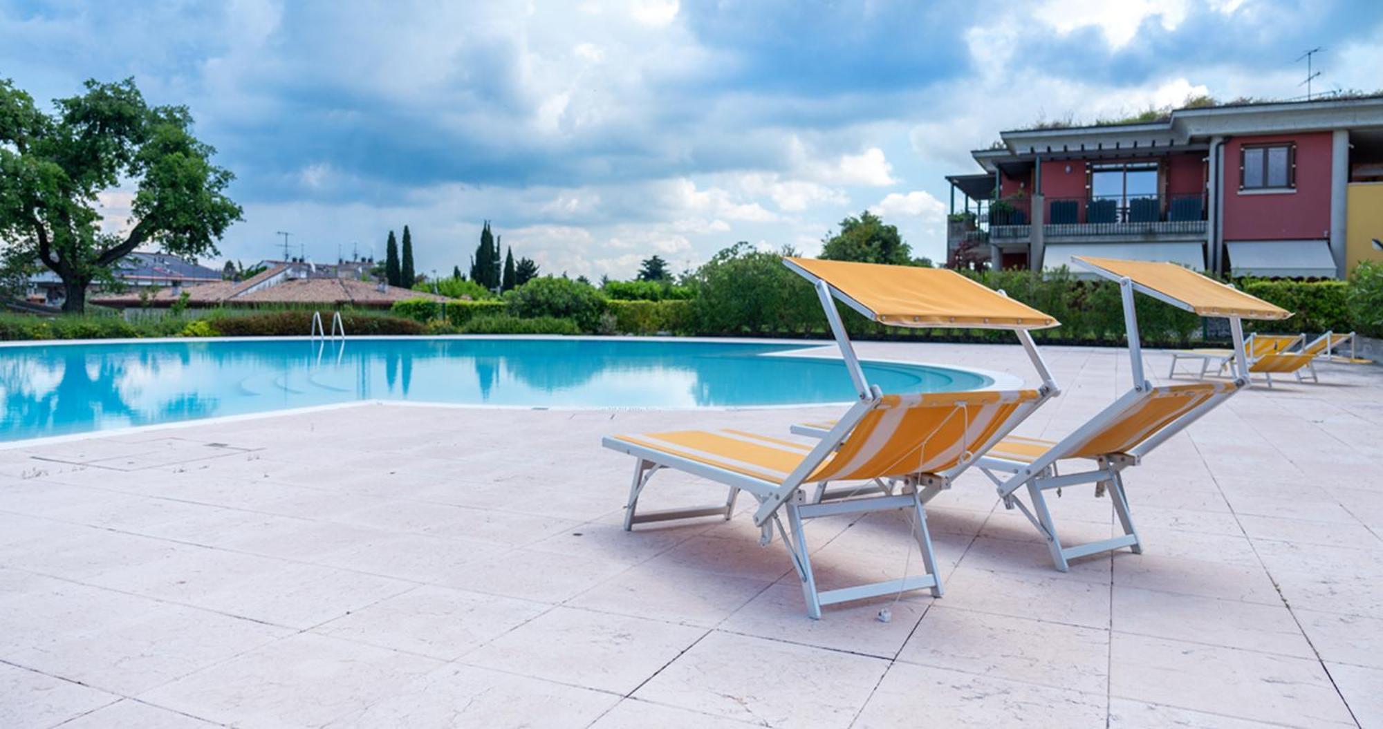 Oleandro Apartment - Featuring A Private Garden And Access To 5 Pools Дезенцано-дель-Гарда Экстерьер фото