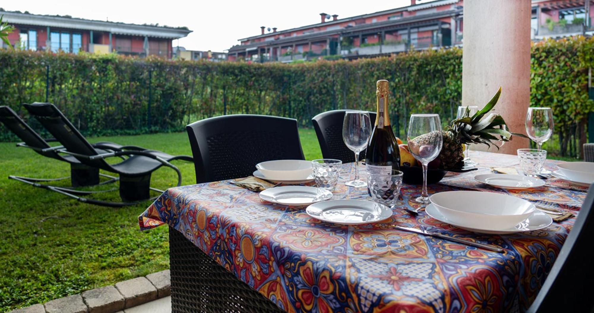 Oleandro Apartment - Featuring A Private Garden And Access To 5 Pools Дезенцано-дель-Гарда Экстерьер фото