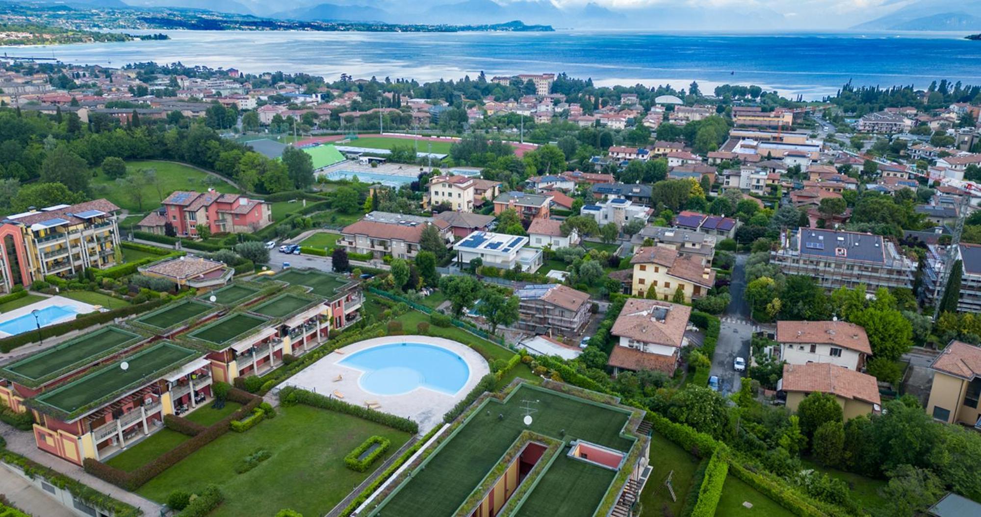 Oleandro Apartment - Featuring A Private Garden And Access To 5 Pools Дезенцано-дель-Гарда Экстерьер фото